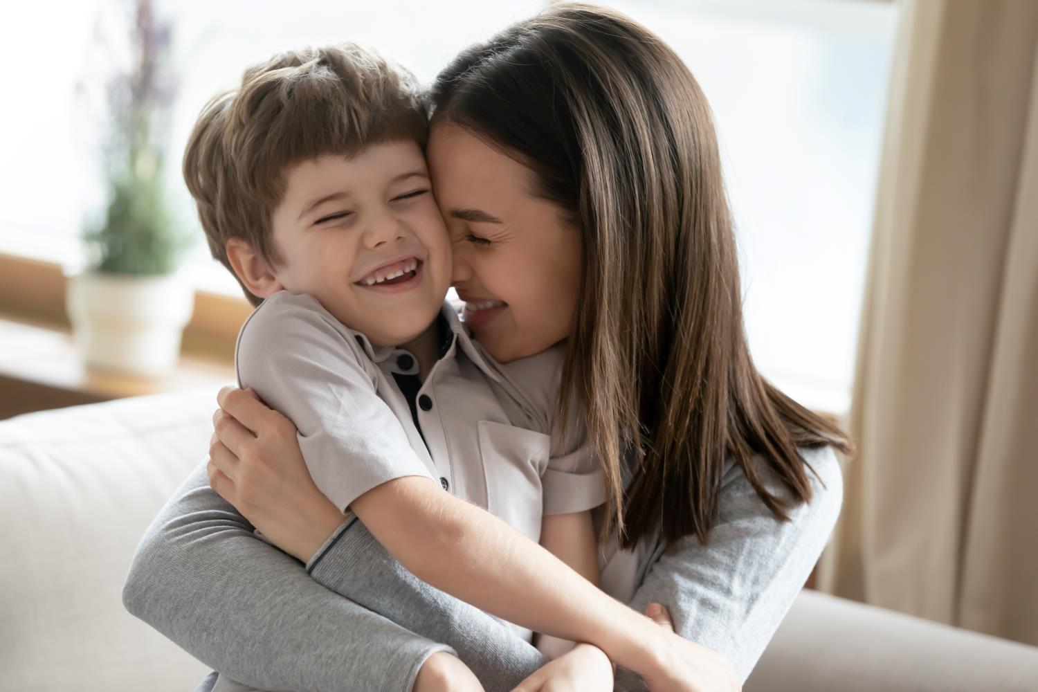 madre abrazando a su hijo